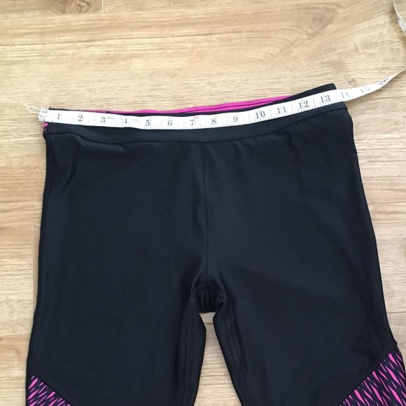 UNDER ARMOUR "Heatgear" Soft Leggings In Black with Hot Pink Design - Picture 3 of 7